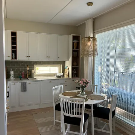 Beautiful 2-bedroom Flat Close To Everything *